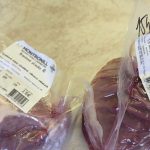 Z obchodov stahuju viac ako tri tony pokazeneho a zapachajuceho masa Bravcovina mala sivu farbu a kysly zapach Mozete ju mat v mraznicke