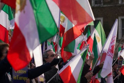 Zatvorenie americkych zakladni a poplatky za Hormuzsky prieliv Iran stanovil podmienky rokovani s USA Z Washingtonu znie ze su nerealne