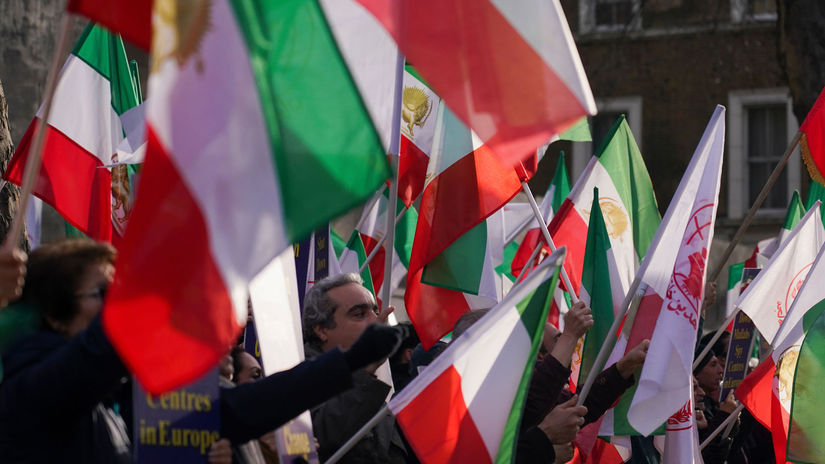 Zatvorenie americkych zakladni a poplatky za Hormuzsky prieliv Iran stanovil podmienky rokovani s USA Z Washingtonu znie ze su nerealne