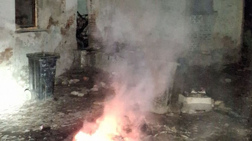odpad palili priamo pred domom potom doslo k vybuchu incident v uzovskej panici ma dvoch ranenych