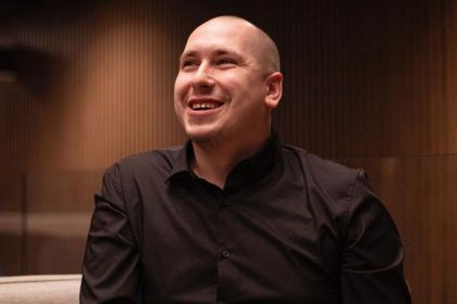 spolupracoval s netflixom s producentom harryho pottera aj so synom cate blanchettovej igor engler ma nakrocene na filmarsku karieru snov