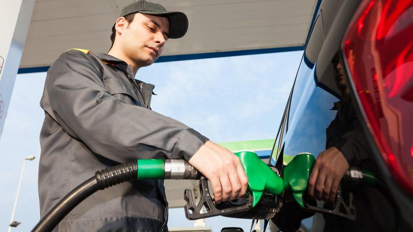 takmer polovica poliakov odmieta rusku ropu aj za cenu zvysenia cien podporuju tvrde sankcie