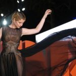 zavrazdena oivena a nebezpecna favoritka na oscara jessie buckley sokuje ako nevesta na premiere zaujala aj penelope cruz