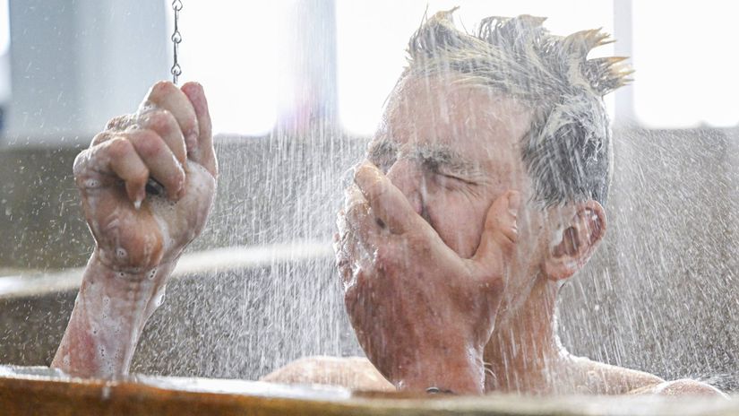 Len smelo za mnou Pogacar sa umyl pustil novinrov do sprchy a potom si uzval s krasnou Urska