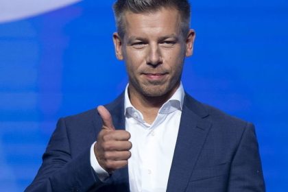 Liderom madarskej opozicie je byvaly spojencov Orbana Spinava kampan ani obvinenia z tyrania manzelky mu neublizili