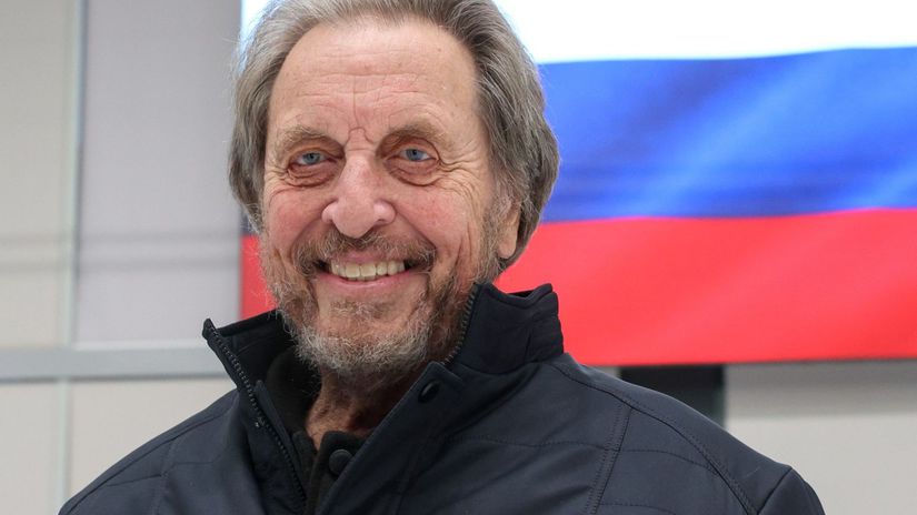 Muskovo otec chce presidlit beloskych farmarov z JAR do Ruska Celi nasilu tvrdi