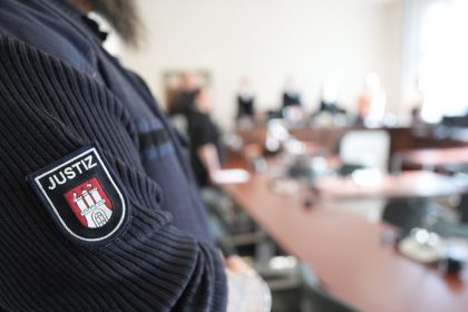 Nebinarna osoba podava zalobu na nemecku agenturu Za oslovenie pan poaduje neuveritelne odskodne