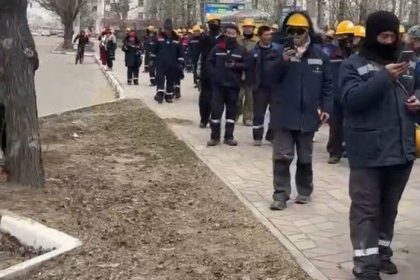 Neocakavany protest v Rusku cinski robotnici vysli do ulic a priniesli transparenty na podporu Putina