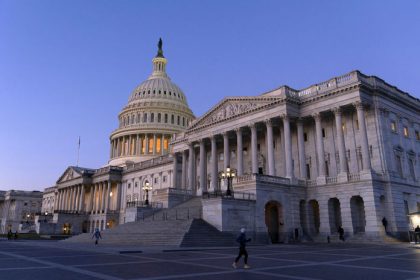 Obvinenia zo sexualneho napadnutia a afera s tragickym koncom Dvaja clenovia Snemovne reprezentantov odstupuju