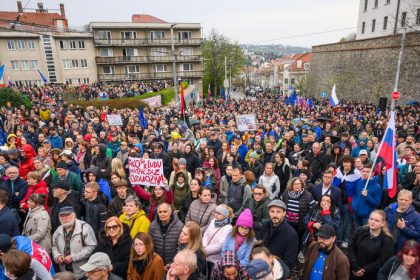 Pred NR SR sa uskutocnil opozicny protest proti navrhu zmien vo volbe zo zahranicia