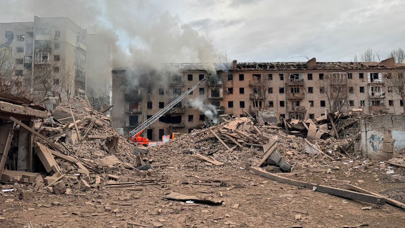 Rusi zhodili na Slovjansk obrovsku letecku bombu Explozia zrovnala so zemou detske sportovisko aj desiatky domov