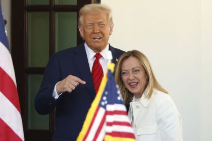 Som z nej sokovany Trump sa obratil proti Meloniovej a tvrdo zautocil ona sa postavila za papeza