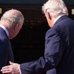 Stacil jeden dotyk Trump pri stretnuti s Karolom III opat porusil kralovsky protokol