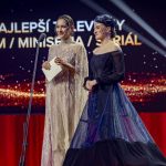 Uchvatni Germani hviezda Dunaja v priehladnej pelerinie a neuverite co si obliekla hrdinka Slubu Hrobonova Toto je moda z cien Slnko v sieti