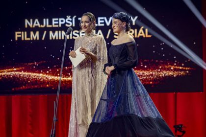 Uchvatni Germani hviezda Dunaja v priehladnej pelerinie a neuverite co si obliekla hrdinka Slubu Hrobonova Toto je moda z cien Slnko v sieti