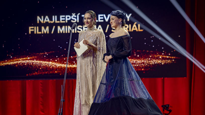 Uchvatni Germani hviezda Dunaja v priehladnej pelerinie a neuverite co si obliekla hrdinka Slubu Hrobonova Toto je moda z cien Slnko v sieti