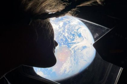 Zaber aky nikto nema Astronauti pozovali so Zemou v pozadi pohlad je ohromujuci