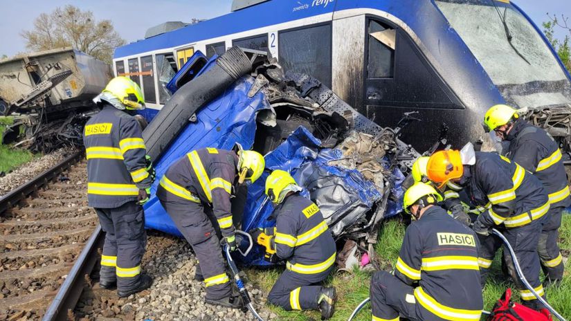 Zrazka vlaku s kamionom v Dunajskej Strede Jeden zomrel 21 zranenych