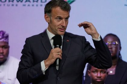 Macronovi dosla trpezlivost prerusil summit a upokojil hlucne publikum absolutny nedostatok respektu