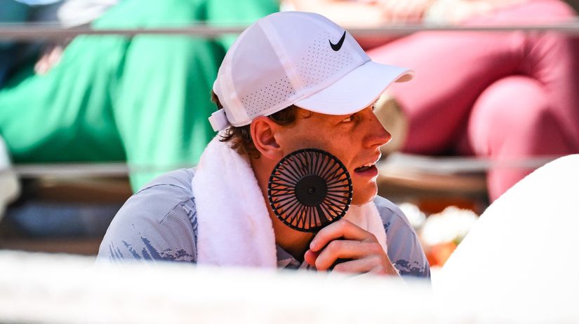 Nazov v slovencine Neuveritelne Sinner vypadol z Roland Garros