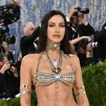 Ruska kraska Shayk ako najvyzlecenesia hviezda MET Gala Prsia zakryli len par kamienkov ale nebola jedina Donaha isli aj tieto damy