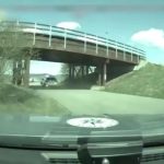 VIDEO Sialena nahanacka aku len tak neuvidite Mladik pred policiou unikal ako posadnuty