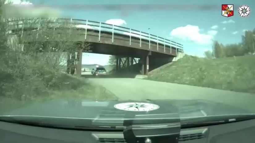 VIDEO Sialena nahanacka aku len tak neuvidite Mladik pred policiou unikal ako posadnuty