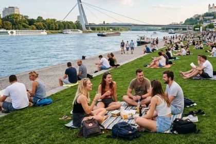 Bratislava praska vo svicoch no miesto historickeho jadra turisti obsazuju maly kusok nabreia