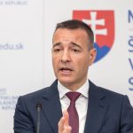 Druckerovi prischol aj druhy urad Povodne mal zaskakovat par tyzdnov no pol roka neskor stale sedi na dvoch stolicach