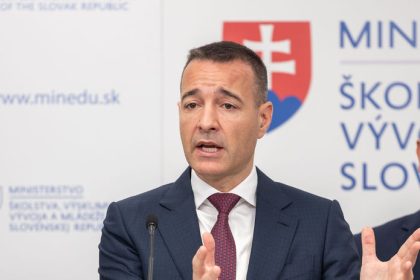 Druckerovi prischol aj druhy urad Povodne mal zaskakovat par tyzdnov no pol roka neskor stale sedi na dvoch stolicach
