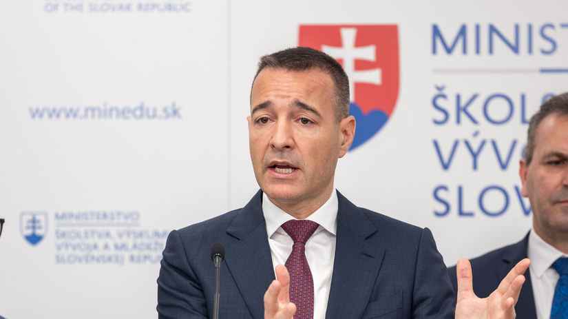 Druckerovi prischol aj druhy urad Povodne mal zaskakovat par tyzdnov no pol roka neskor stale sedi na dvoch stolicach