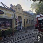 FOTO Obrovsky poziar v centre Sturova Plamene znicili strechu komplexu skody sa pocitaju v milionoch