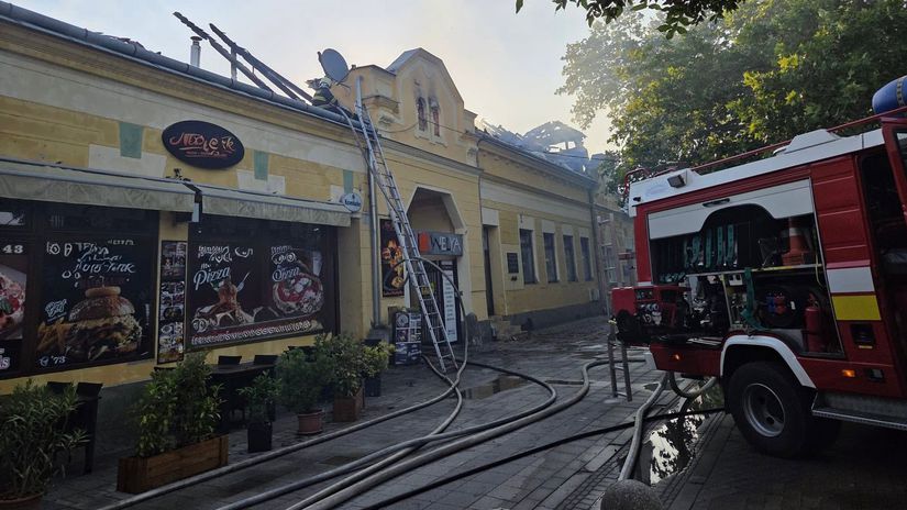 FOTO Obrovsky poziar v centre Sturova Plamene znicili strechu komplexu skody sa pocitaju v milionoch