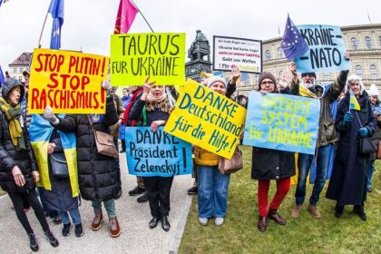 Mladi Ukrainci by mali bojovat nie utekat do zahranicia odkazuje nemecka vlada Bojaschopnym utecencom chce odobrat status ochrany