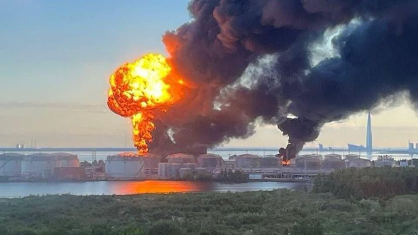 Nemilosrdny zasah pred ocami ruskej elity desiatky dronov zapalili ciele v Petrohrade kam smeruje Putin