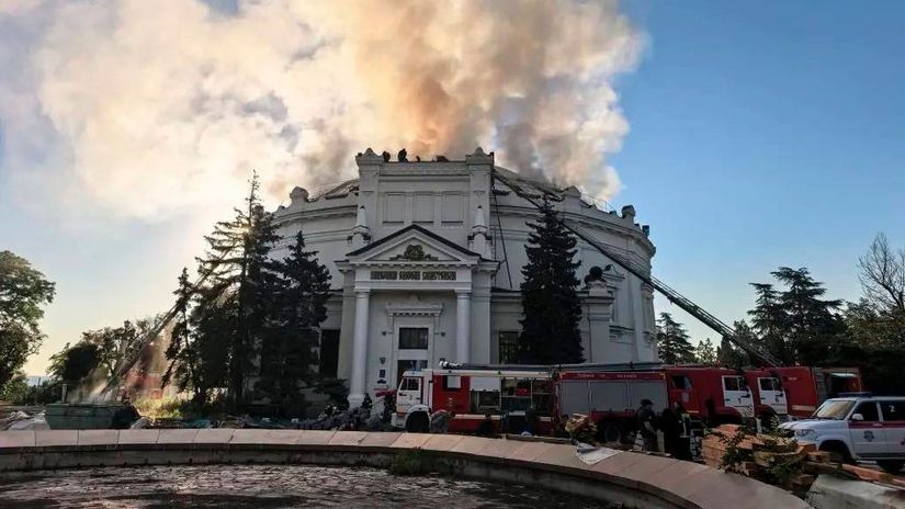 ONLINE Ukrajina opat zautocila na Krym a rusky ropny priemysel hlasene su explozie a poziare