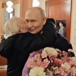 Putin a jeho komparzisti Ako Kremel klame o jeho stretnutiach s obcanmi