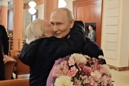 Putin a jeho komparzisti Ako Kremel klame o jeho stretnutiach s obcanmi
