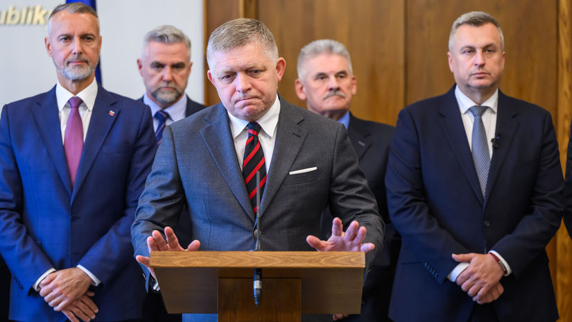 Slovensku ekonomiku udrziavaju nad vodou penazenky ludi Priemysel vsak vyslal varovny signal