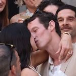 Svadobny osial na Sicilii Dua Lipa a Turner roztancovali Palermo zenich sa rukami smatral vsade Prisla Donatella Versace aj Charli CXCX