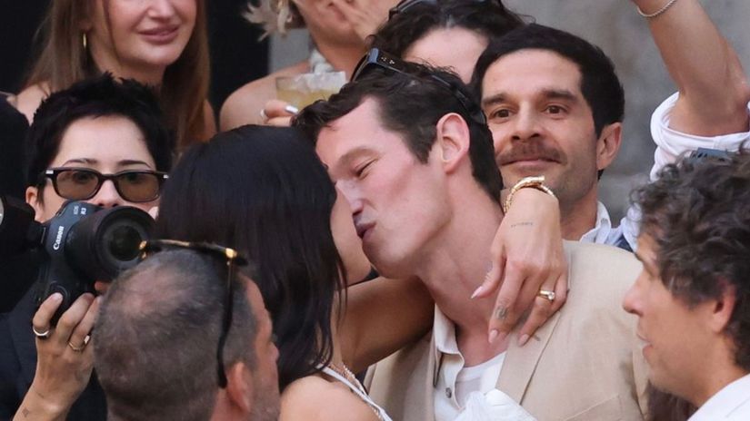 Svadobny osial na Sicilii Dua Lipa a Turner roztancovali Palermo zenich sa rukami smatral vsade Prisla Donatella Versace aj Charli CXCX
