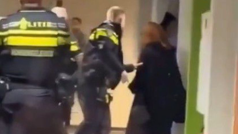 VIDEO Brutalne zabery z Holandska tehotna zena skoncila na zemi po zasahu policajta