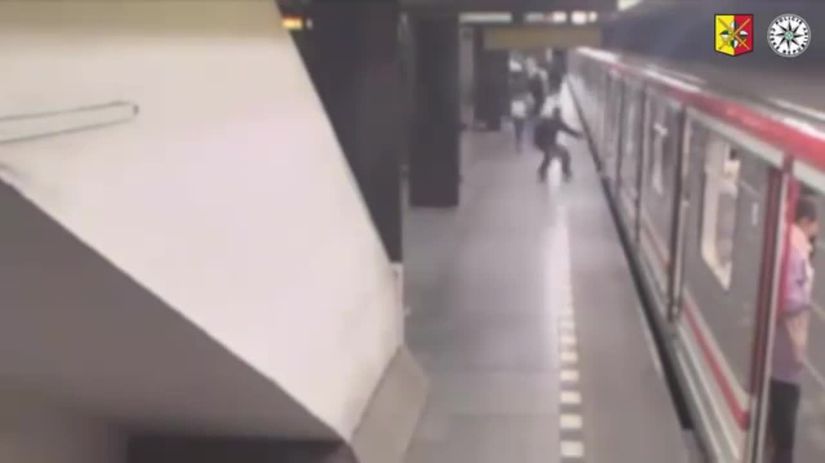 VIDEO Drama v Cesku Desive zabery zo zachrannej akcie zeny ktora spadla do kolajiska