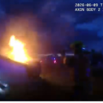 VIDEO Dramaticke zabery ktore mrazia policajti zachranovali muza z prevrateneho horiaceho auta