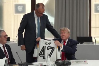 VIDEO Posila pre Nationalelf Merz priniesol Trumpovi nemecky futbalovy dres s jeho menom