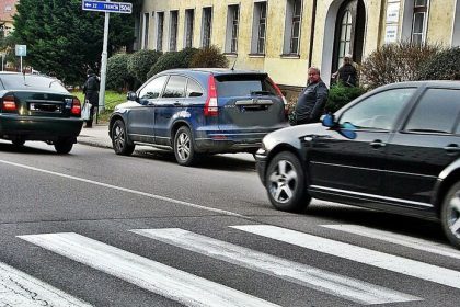 Velka zmena na priechodoch Brzdit budeme uz pri prichadzajucom chodcovi