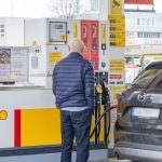 Vyrazny pokles cien na cerpacich staniciach Vodici sa vsak stretli s krutou realitov Stale platime najviac