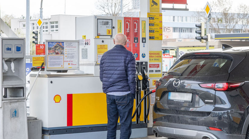 Vyrazny pokles cien na cerpacich staniciach Vodici sa vsak stretli s krutou realitov Stale platime najviac