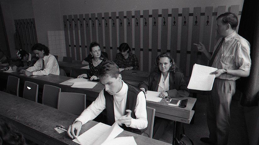 Za kluce od auta na medicinu Ako vyzerala korupcia na vysokych skolach za socializmu a preco dnes prijimaju studentov bez prijimacich skusok
