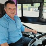 spievajuci autobusar milan sa stal hviezdou regionu deti skaciu od radosti ked ho uvidia